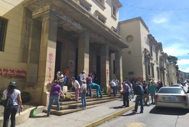 Estudiantes limpiaron las paredes del rectorado de la ULA