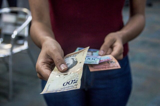 Escasez de efectivo golpea de nuevo a los venezolanos