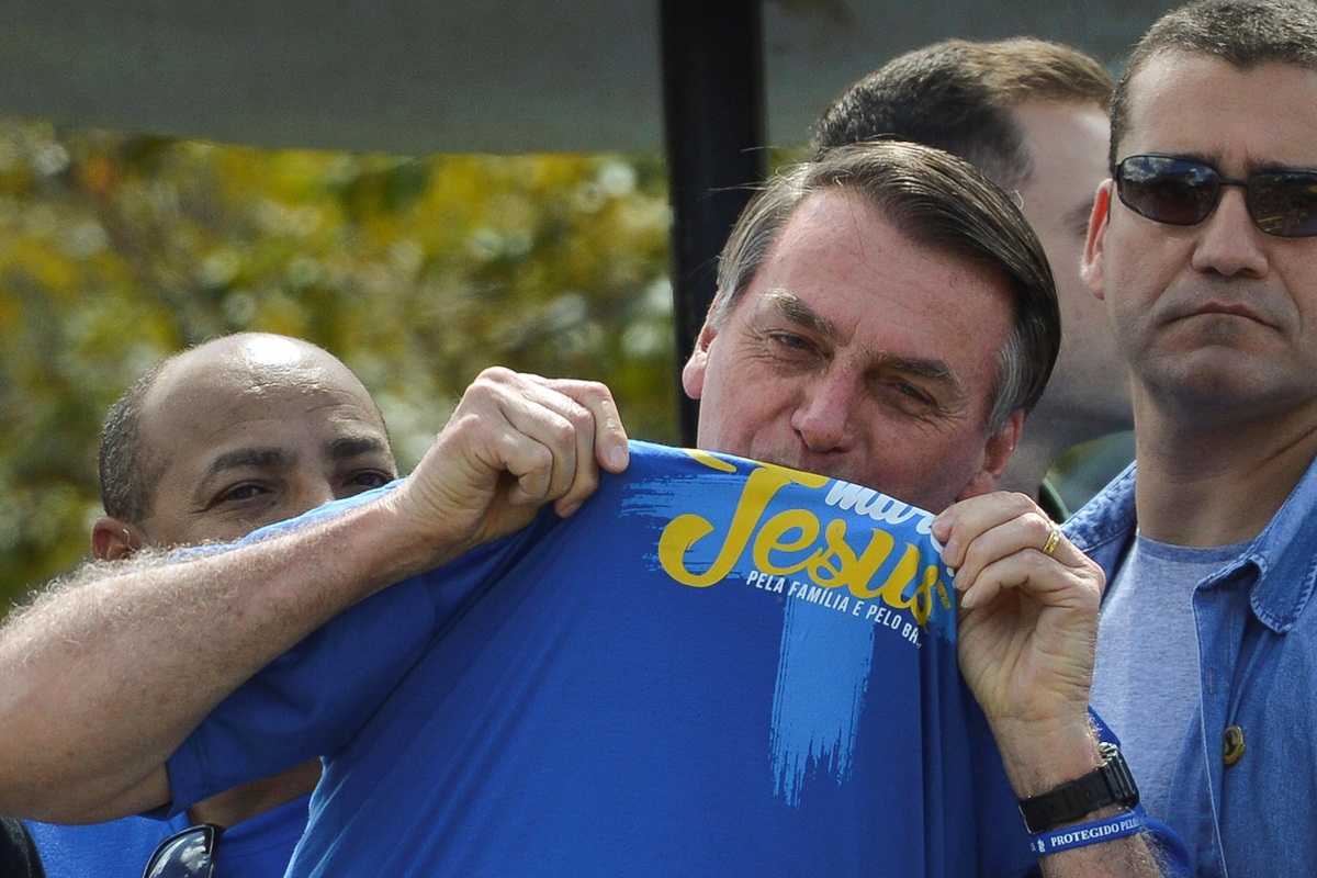 Bolsonaro participates in March for Jesus in Brasilia