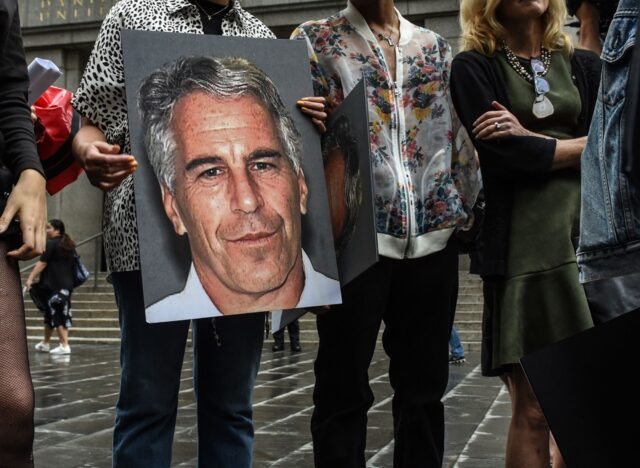 12 víctimas de Jeffrey Epstein denuncian al FBI por supuesto encubrimiento