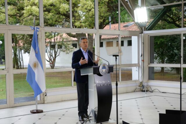 Gobierno argentino oficializó bono para los empleados estatales