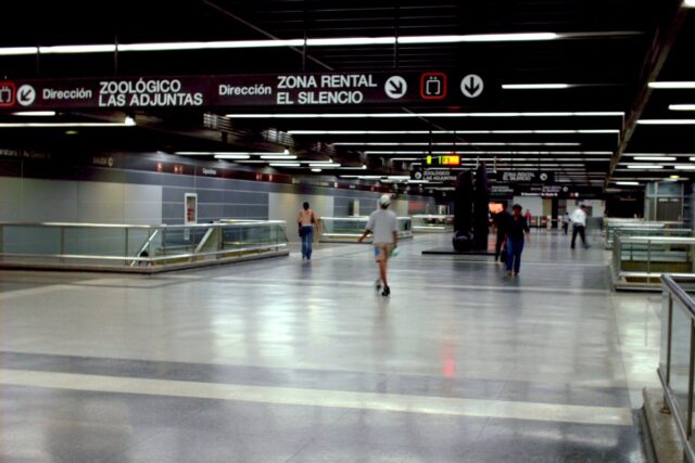 Usuarios durmieron y pasaron frío en un tren del Metro de Caracas