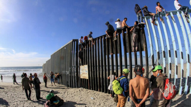 Migrantes mexicanos cruzan frontera para volver a ver a sus seres queridos