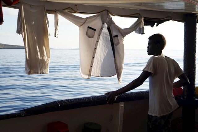 "Open Arms" pidió entrar en Lampedusa o transferir a migrantes