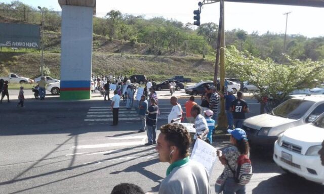 Pacientes renales protestaron en la avenida Intercomunal de Guatire