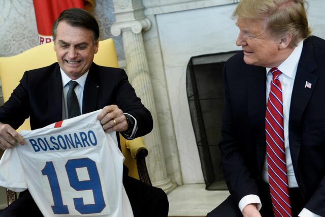 Trump elogió a Bolsonaro: Está trabajando muy duro en los incendios