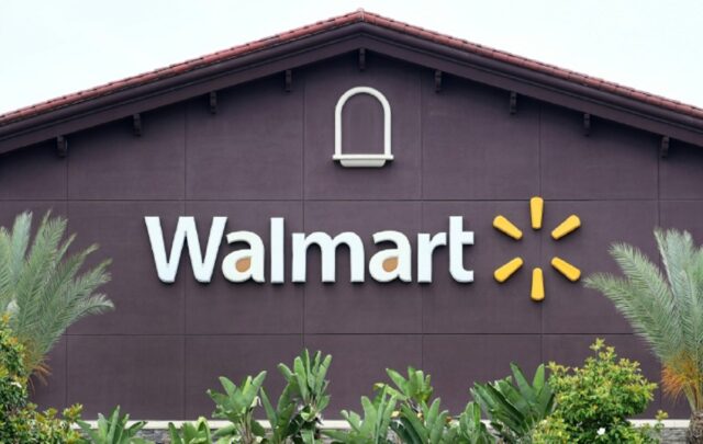 Walmart reporta sólidas ganancias y continúa la venta de armas