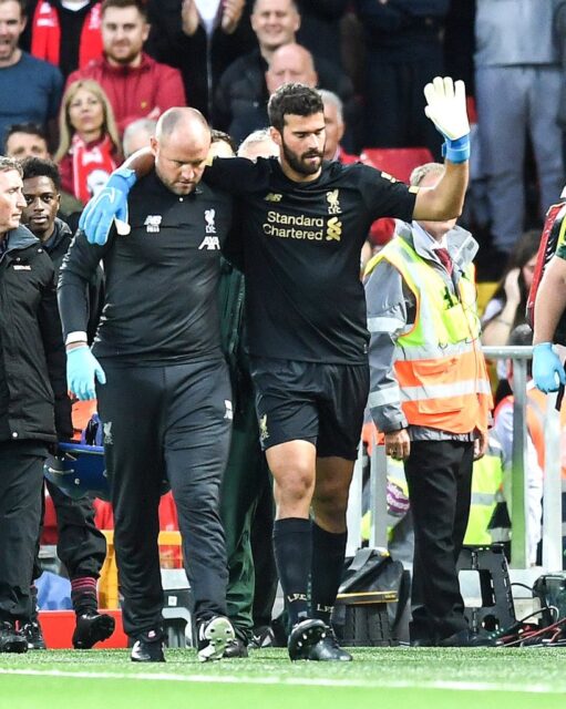 Alisson salió lesionado y enciende las alarmas en Liverpool