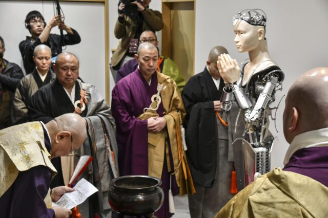 Un androide predica el budismo en un templo de Japón