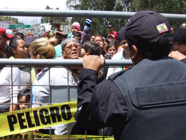 Policía colombiana se desplegó en la frontera con Ecuador