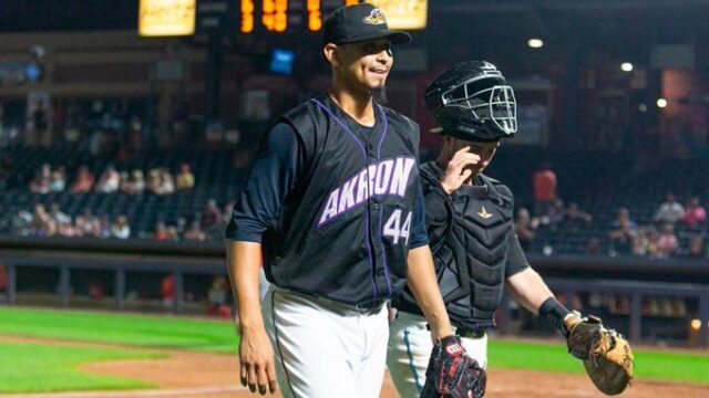 Los Indios activarán el domingo a Carlos Carrasco