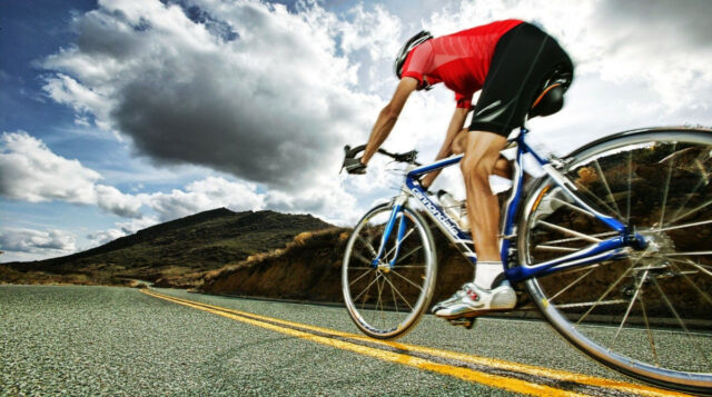 Ciclista cubano aspira a récord Guinness por pedalear con los ojos vendados