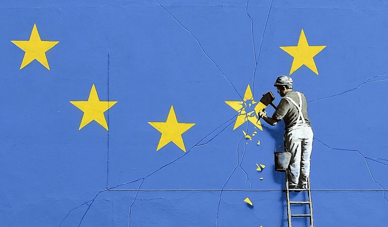 APARECE UN MURAL DE BANKSY SOBRE EL "BREXIT" EN LA CIUDAD INGLESA DE DOVER