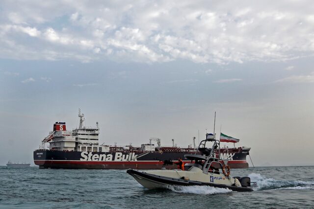 Petrolero británico seguirá detenido en Irán a la espera de orden judicial