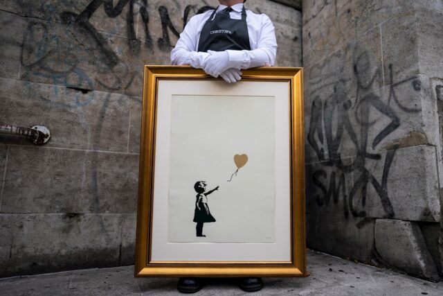 Exhiben dos grabados de Niña con globo de Banksy en Londres