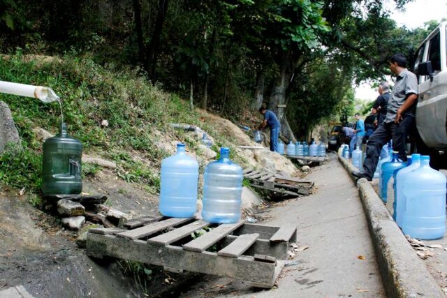 Mirandinos denuncian fallas en servicio de agua