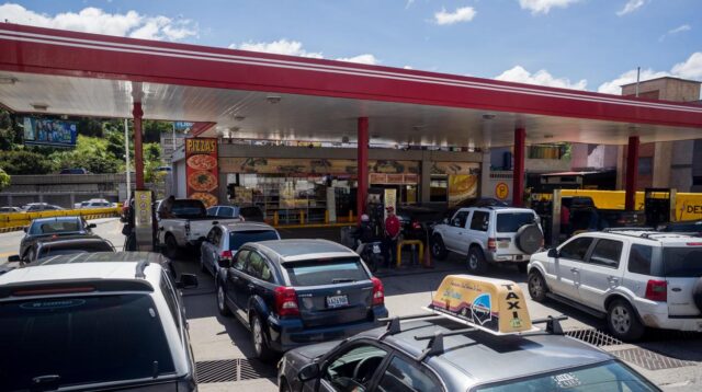 Estaciones de servicio en Caracas aplican plan «pico y placa» para vender gasolina