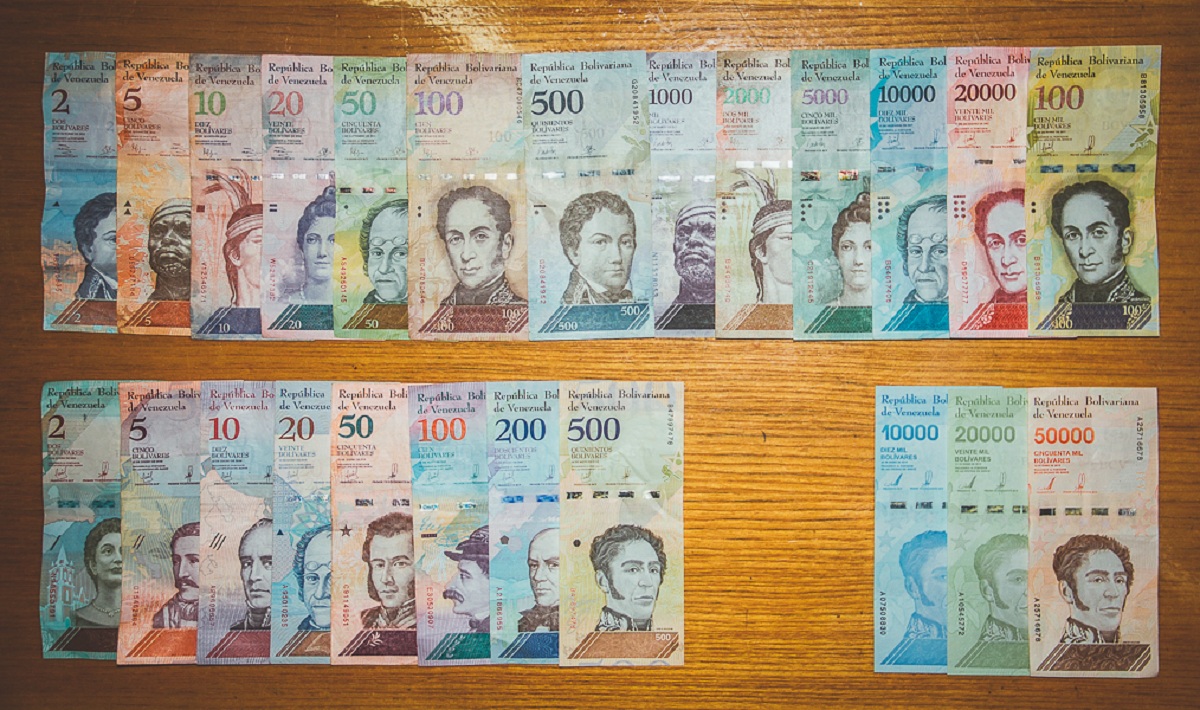 Panorámica bolívares "fuertes" y "soberanos"