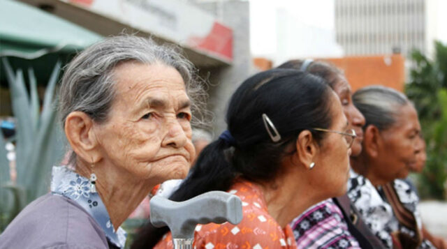 "Es una bofetada a nuestros ancianos": Pensionados del IVSS cobraron 70 centavos de dólar