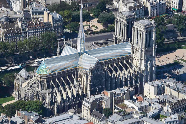 El techo de la catedral de Notre Dame intervenido por Nepa