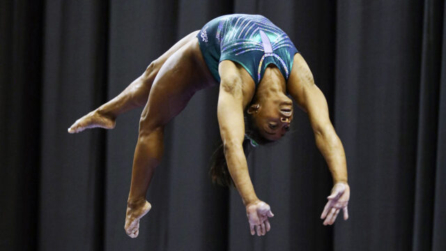 Simone Biles asombró al mundo con su salto