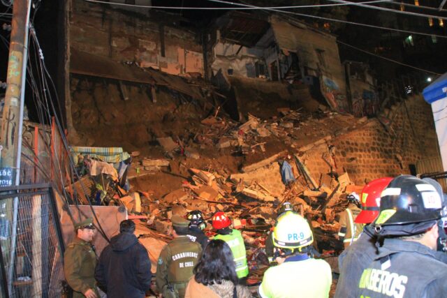 Dos venezolanos murieron en derrumbe de una casa en Valparaíso
