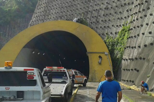 Así bajaron el carro del techo del túnel en la vía a Guarenas