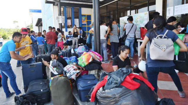 Advierten incremento de venezolanos en paso fronterizo hacia Ecuador