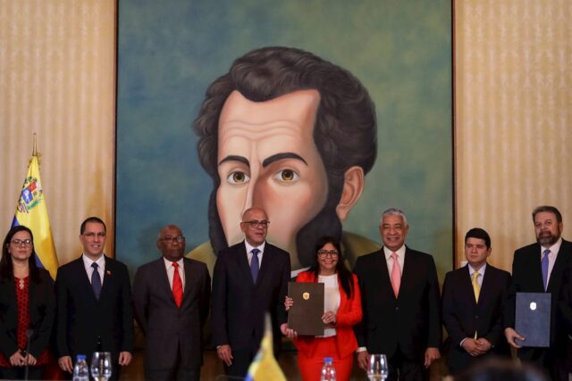¿Por qué pacto de Maduro con minoría opositora parece una inocentada?