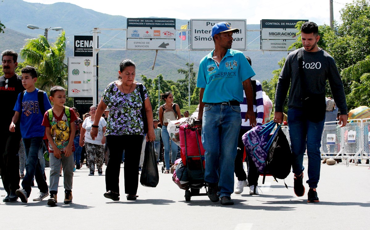 Venezolanos pasan la frontera
