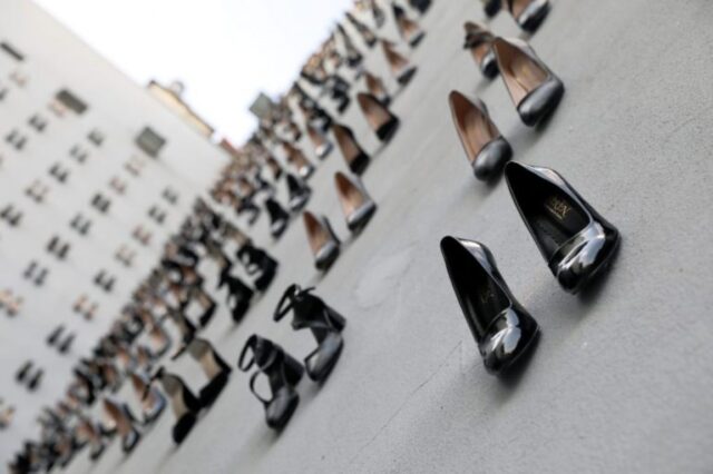 Artista exhibe 440 tacones de mujeres asesinadas en Turquía en 2018