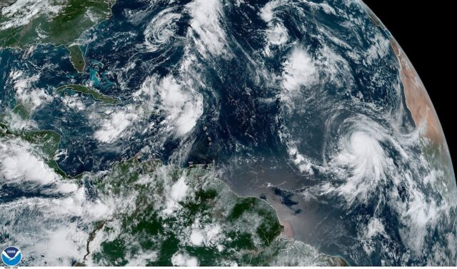 Tormenta Karen se alejó de Puerto Rico y Lorenzo se transformó en huracán