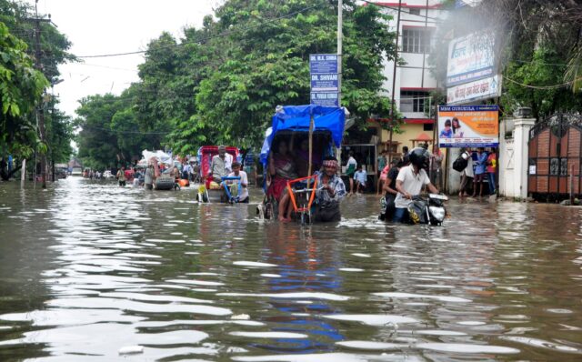 Al menos 130 muertos en inundaciones que asolan el norte de la India