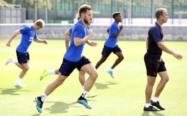 Un Barcelona en crisis va sin Rakitic a su duelo contra Villarreal este martes