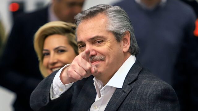 El candidato presidencial argentino Alberto Fernández viaja a España