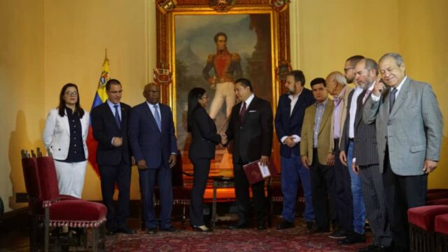 Delcy Rodríguez le dio la bienvenida a Bertucci al diálogo