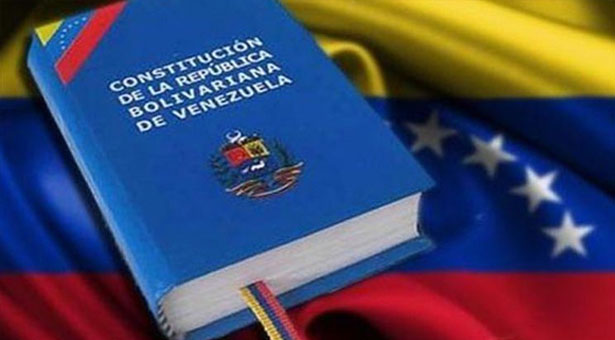 La Constitución venezolana es una veinteañera enferma y violada