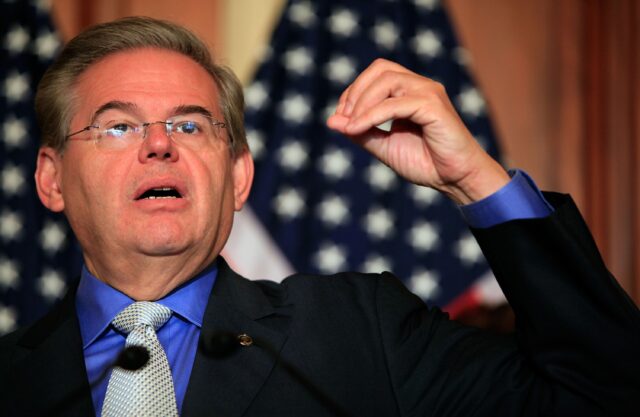 Senador Menéndez denuncia hipocresía republicana para aprovechar sufrimiento de venezolanos en Estados Unidos