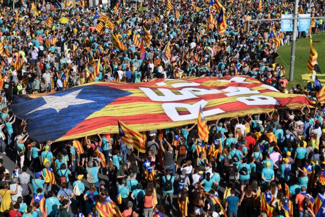 Independentistas celebraron fiesta de Cataluña en multitudinaria marcha