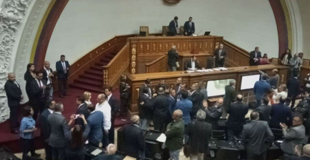 Chavismo y oposición debatieron en una controversial sesión de la AN