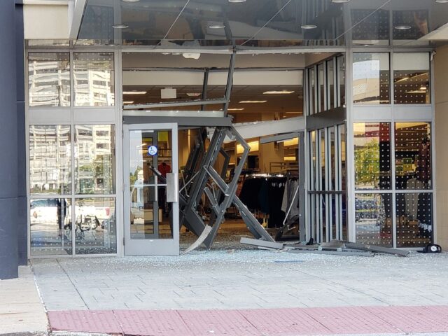 Joven estrelló su camioneta dentro de un centro comercial