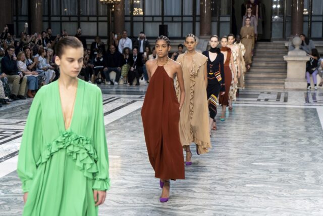 Victoria Beckham llevó sus diseños al Ministerio de Londres