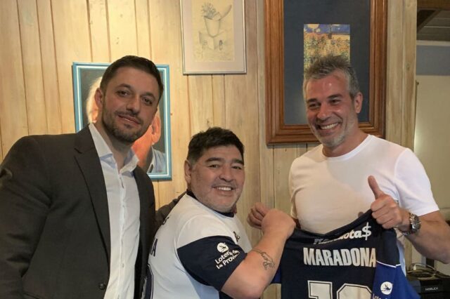 Diego Maradona y el negocio con la nueva camiseta de Gimnasia