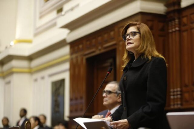 Gobierno de Perú no acepta la renuncia de la vicepresidenta Aráoz