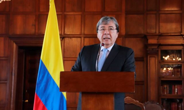 Ministro de Defensa de Colombia, en unidad de cuidados críticos por covid-19