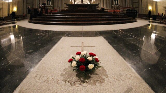 Gobierno español fija el 25 de octubre como día tope para exhumar a Franco