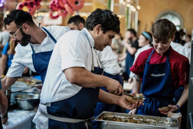 Mauro Colagreco sirvió pulpo a la gallega en las calles de Lyon