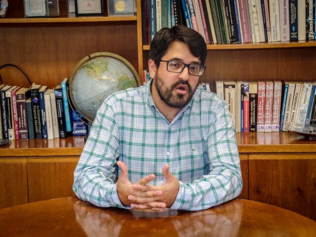Oliveros sobre la crisis: Los países no tocan fondo, pero las personas sí