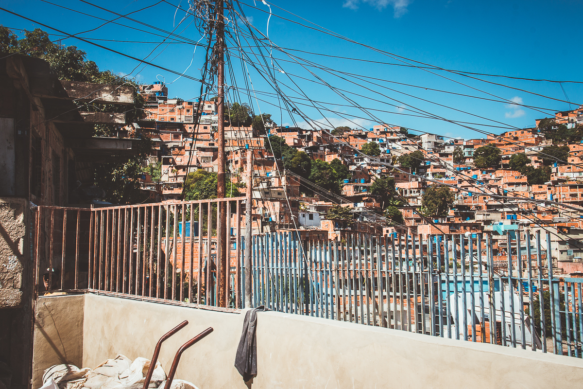 Funcionarios movilizan a las personas fuera de sus casas en el barrio José Félix Ribas