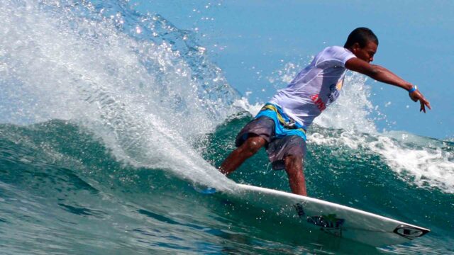 Francisco Bellorín avanzó en el primer lugar de la Liga Universal de surf